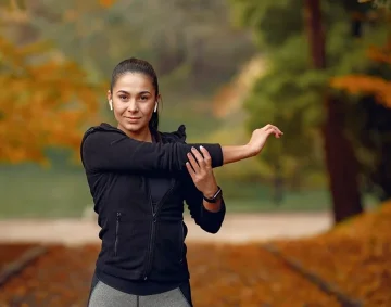 sports-girl-black-top-training-autumn-park_6423657.htm#fromView=search&page=1&position=2&uuid=57ce45d4-7cc0-4201-bedd-c8ad579bfc9e&query=fit+and+healthy